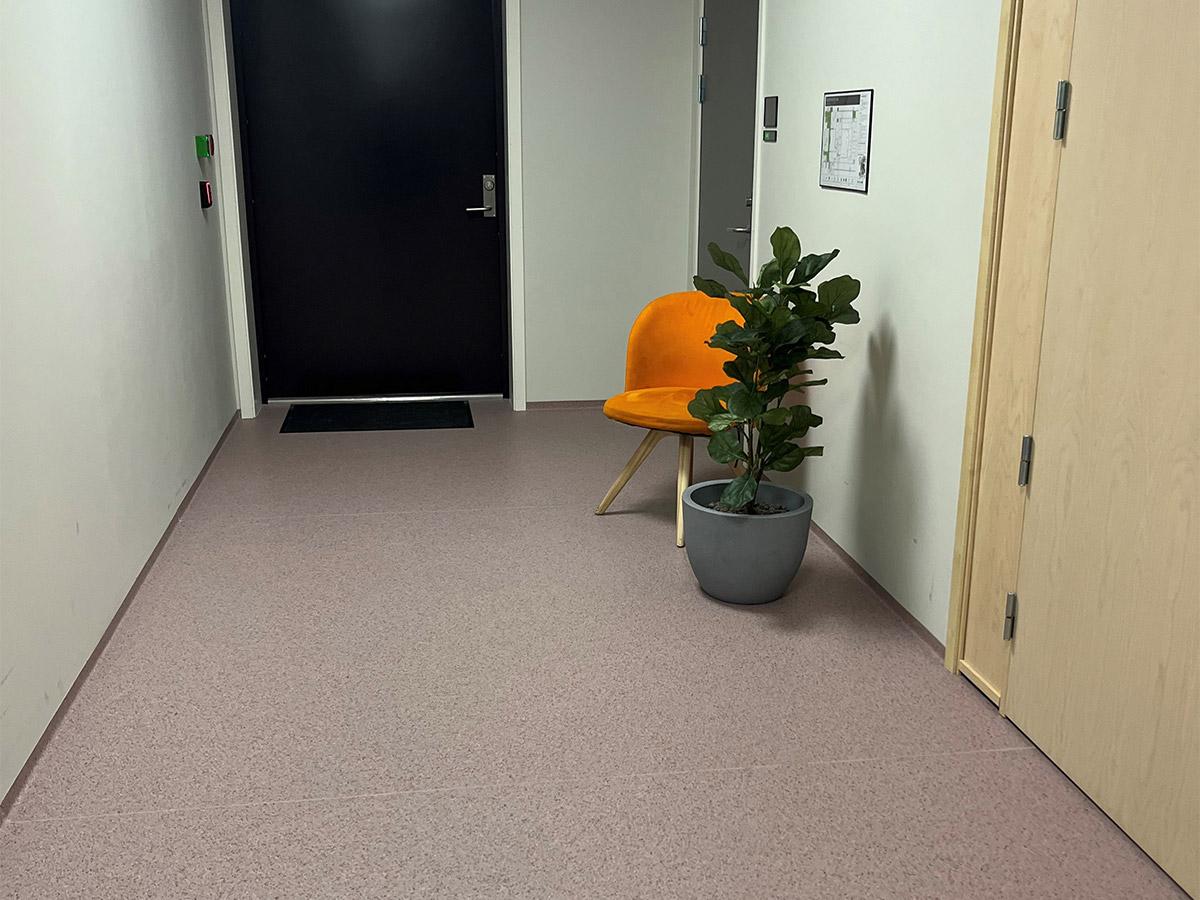 Nærbilde av gulvet i fellesareal på Førde sykehus