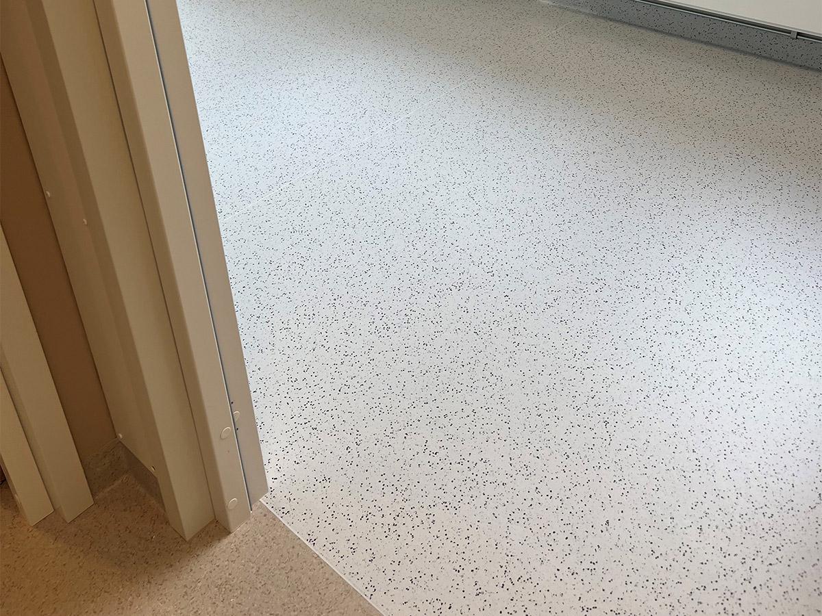 Nærbilde av gulvet i fellesareal på Førde sykehus