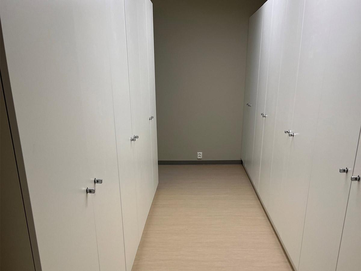 Bilde av en garderome på Fredholt Bo- og Servicesenter med nylagt gulv