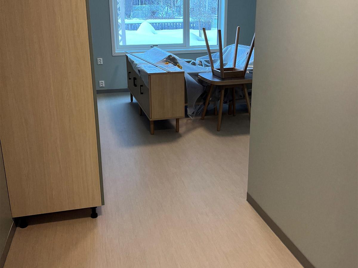 Rom på Fredholt Bo- og Servicesenter med nylagt gulv