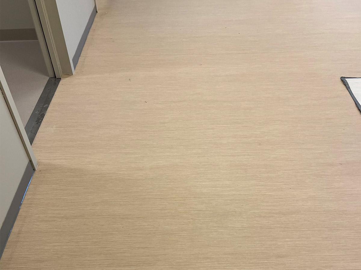 Nærbilde av nytt gulv i fellesareal på Fredholt Bo- og Servicesenter