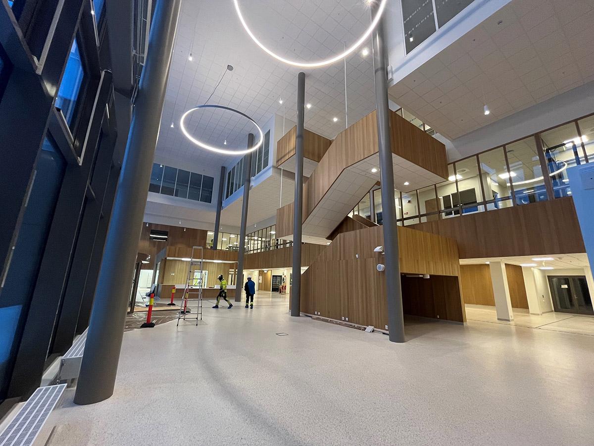 Inngangsparteiet innvendig på Hammerfest Sykehus med nylagt gulv
