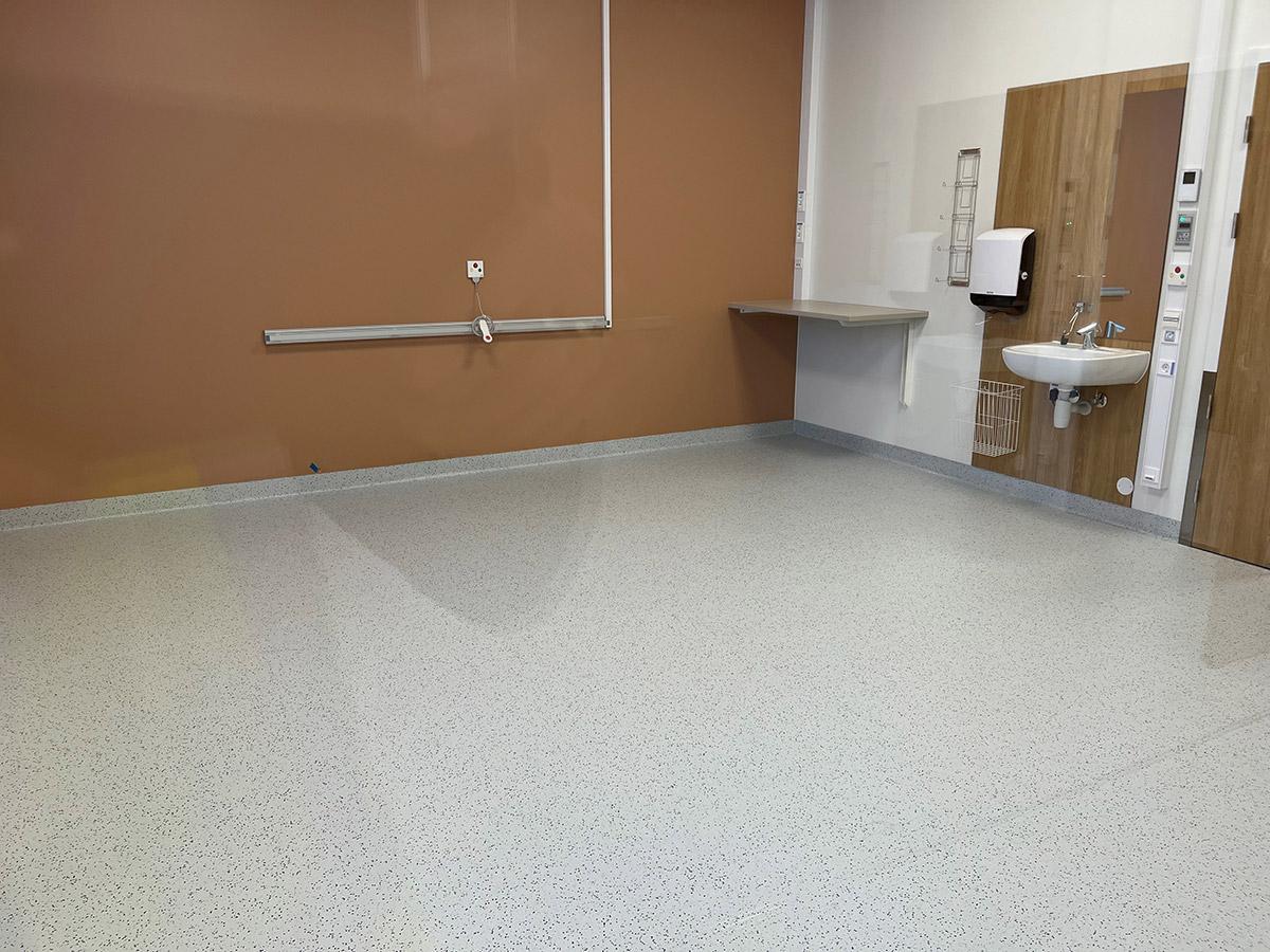 Behandlingsrom på Hammerfest Sykehus med nylagt gulv