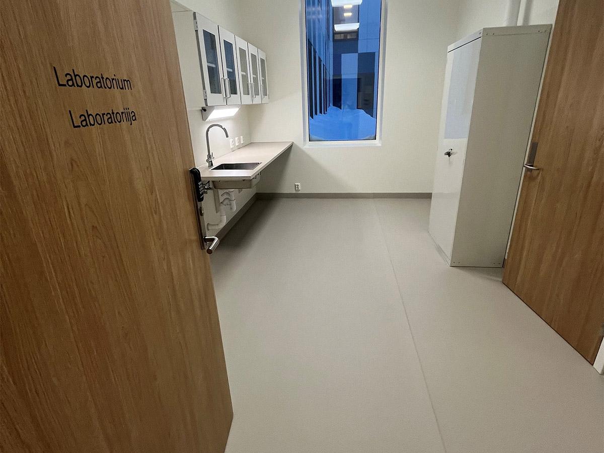 Laboratorium på Hammerfest Sykehus med nylagt gulv