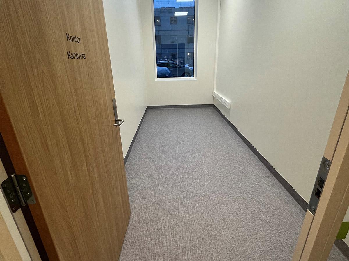 Kontor på Hammerfest Sykehus med nylagt gulv