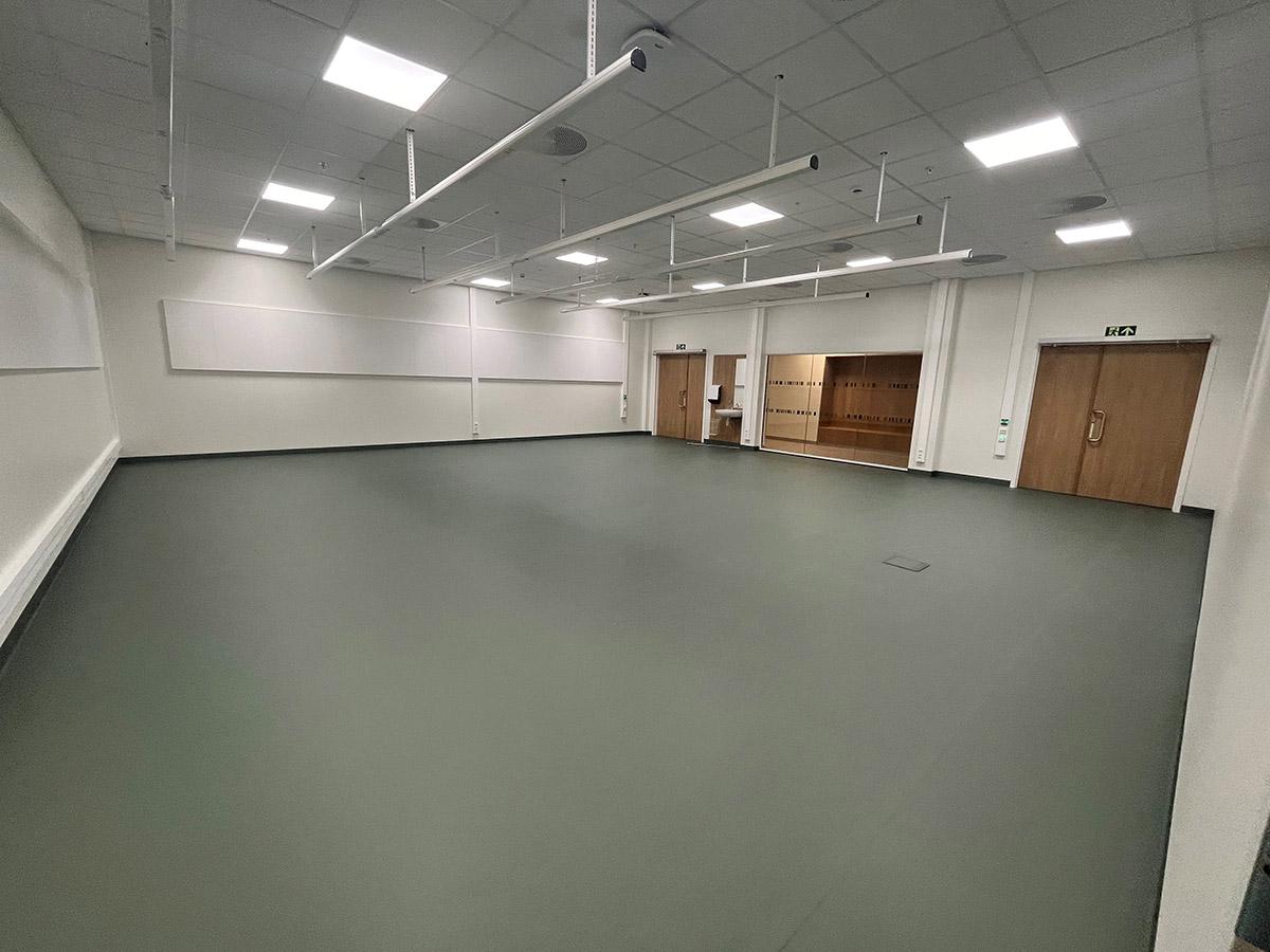 Stort behandlingsrom på Hammerfest Sykehus med nylagt gulv