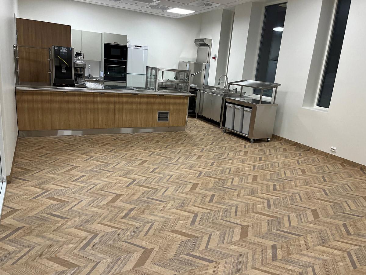 Kjøkken eller kantine på Hammerfest Sykehus med nylagt gulv