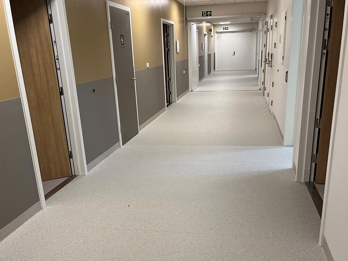 Fellesareal på Hammerfest Sykehus med nylagt gulv