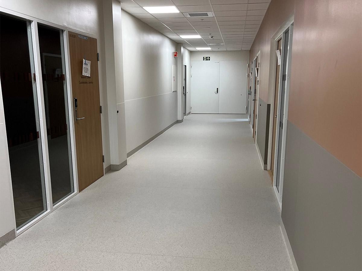 Fellesareal på Hammerfest Sykehus med nylagt gulv