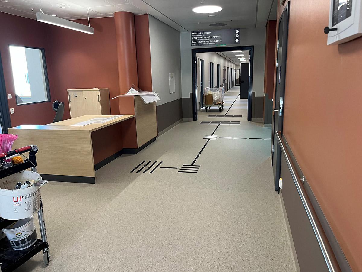 Fellesareal på Nye Narvik Sykehus med nylagt gulv