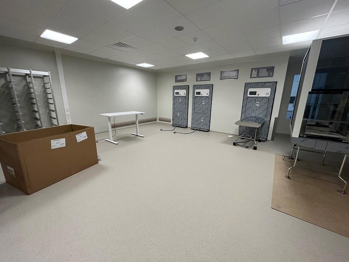 Fellesareal på Nye Narvik Sykehus med nylagt gulv