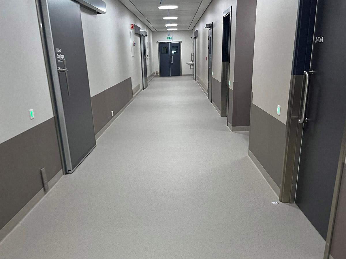 Fellesareal på Nye Narvik Sykehus med nylagt gulv