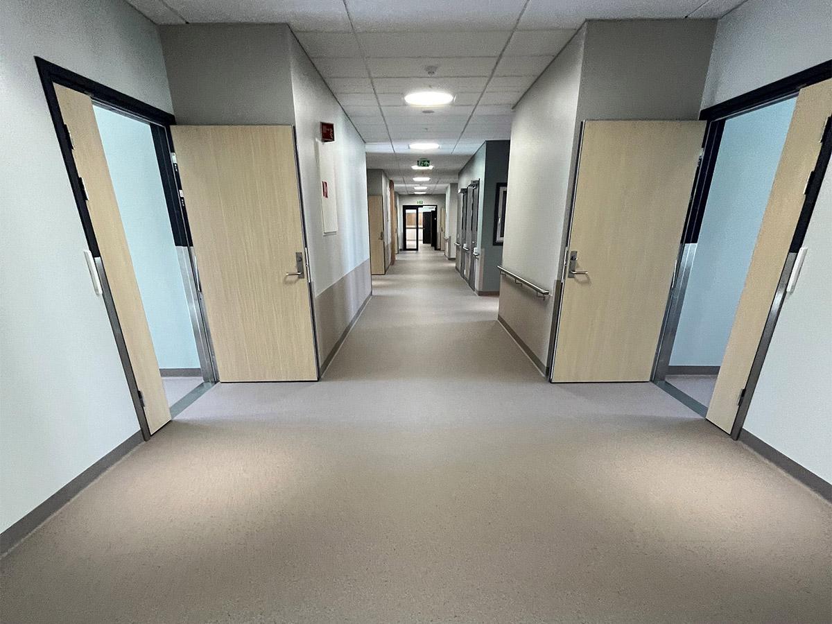 Fellesareal på Nye Narvik Sykehus med nylagt gulv