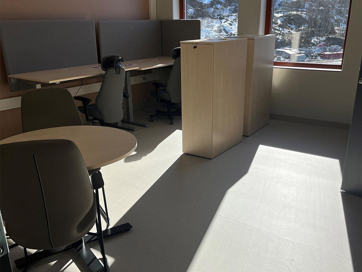 Kontor på Nye Narvik Sykehus med nylagt gulv