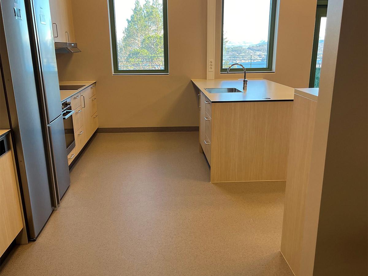 Kjøkken på Nye Narvik Sykehus med nylagt gulv