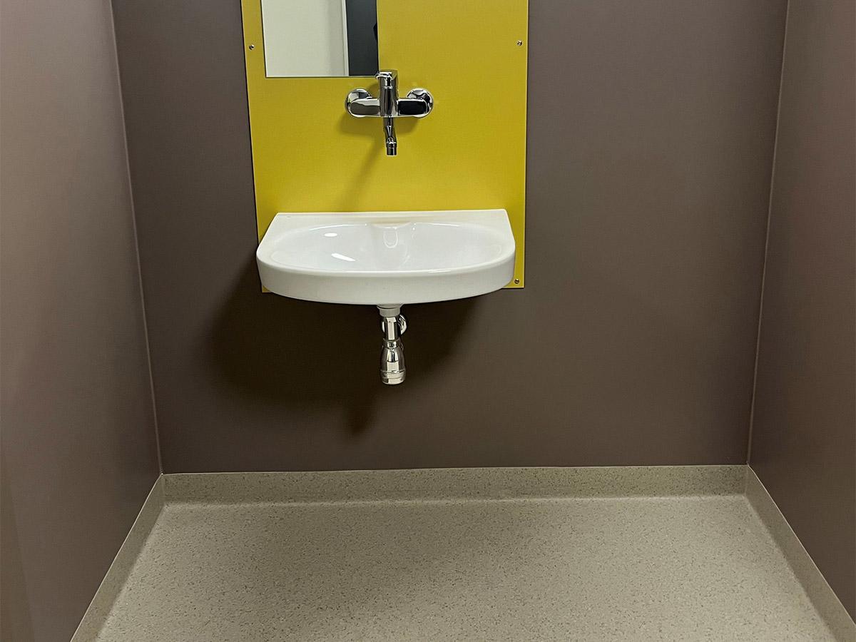 Baderom på Nye Narvik Sykehus med nylagt gulv