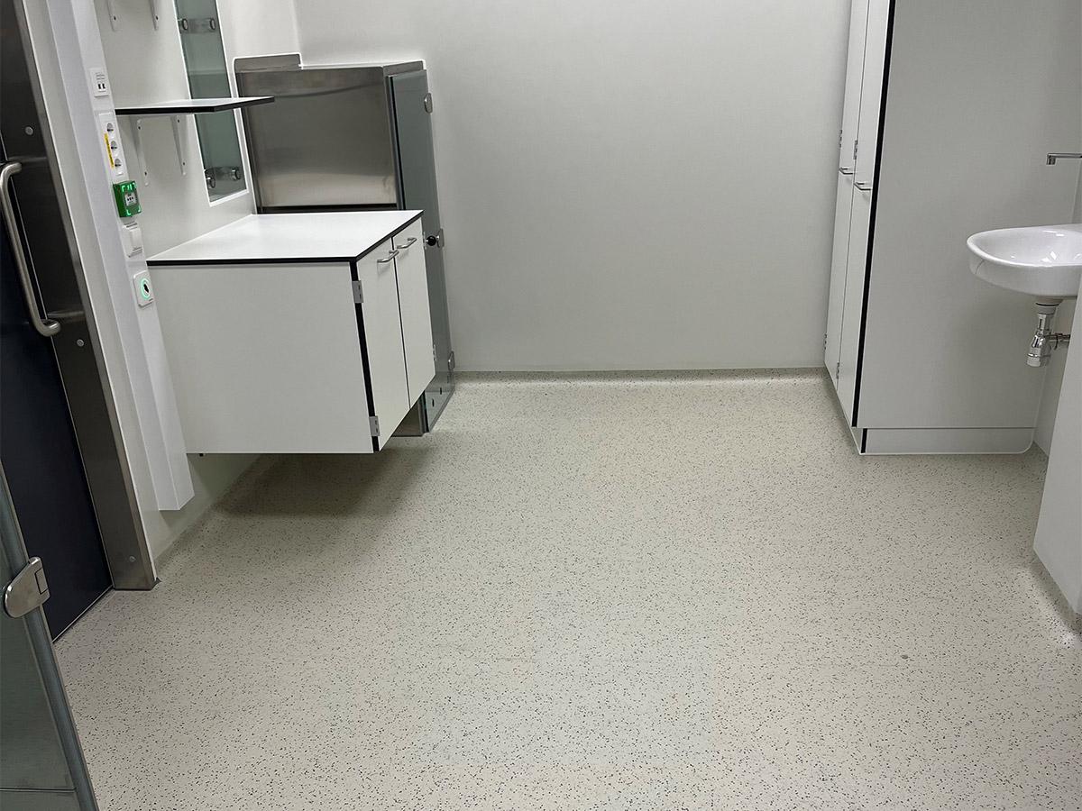 Vårtrom på Nye Narvik Sykehus med nylagt gulv