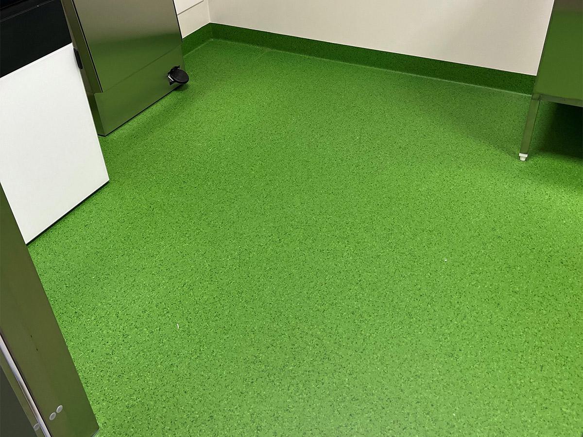 Nærbilde av eet grønt gulv i fellesareal på Nye Narvik Sykehus