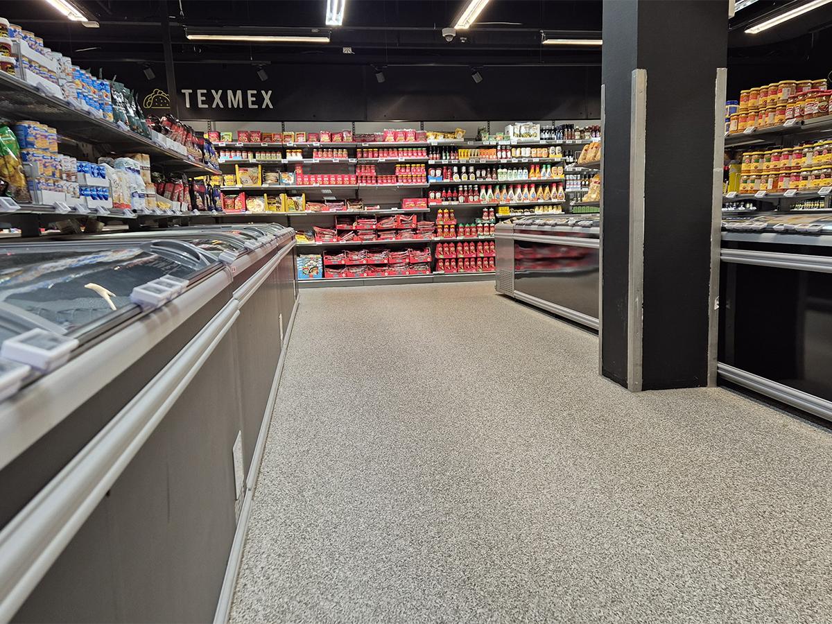 Bilde av butikkhyller og nytt gulv i en Bunnpris butikk på Fauske