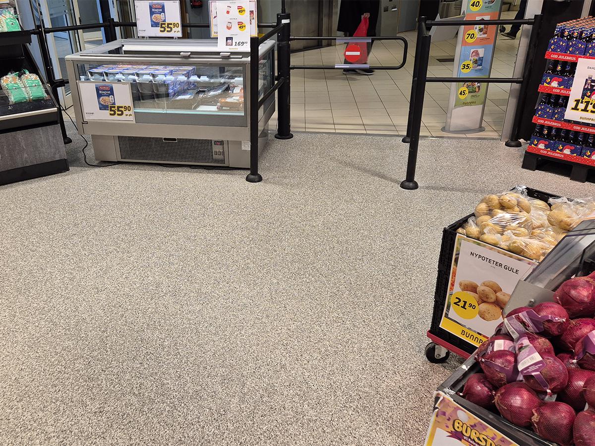 Bilde av inngangspartiet og nytt gulv i en Bunnpris butikk på Fauske