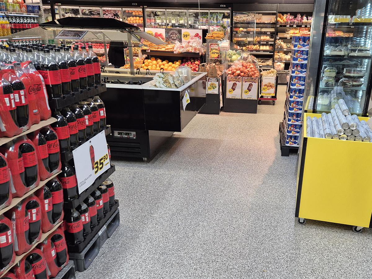 Bilde av butikkhyller og nytt gulv i en Bunnpris butikk på Fauske