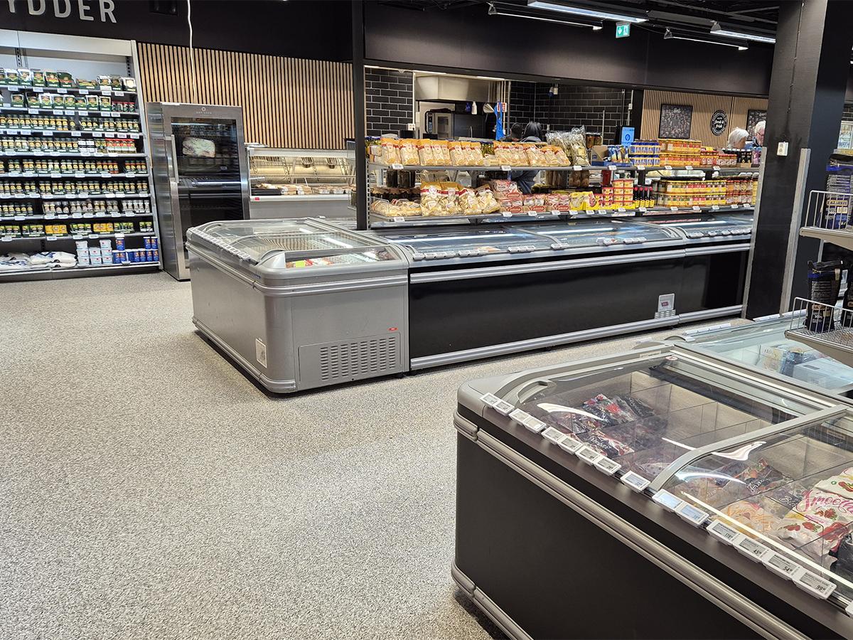 Bilde av frysedisker og nytt gulv i en Bunnpris butikk på Fauske