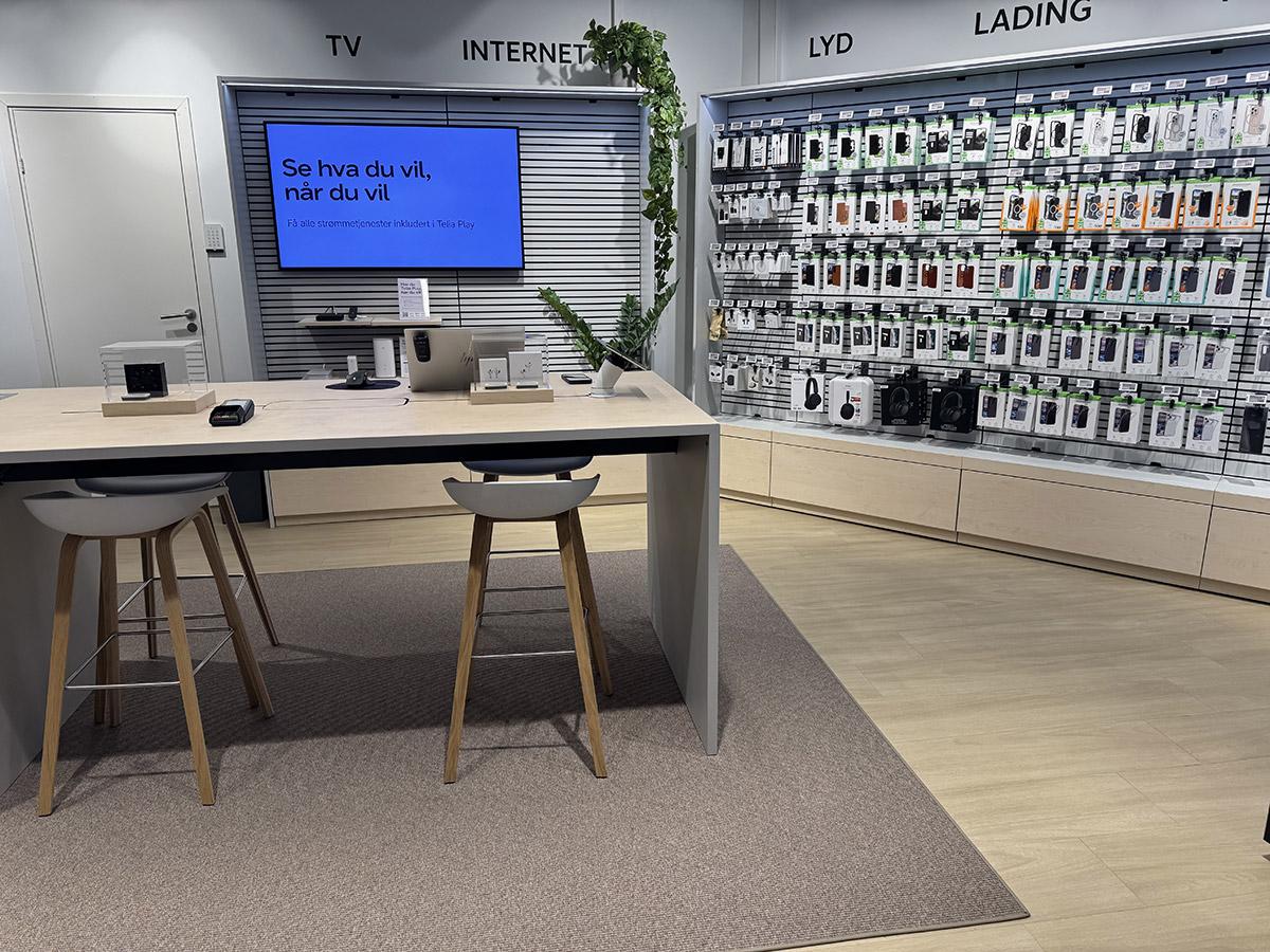 Bord med stoler midt i butikken