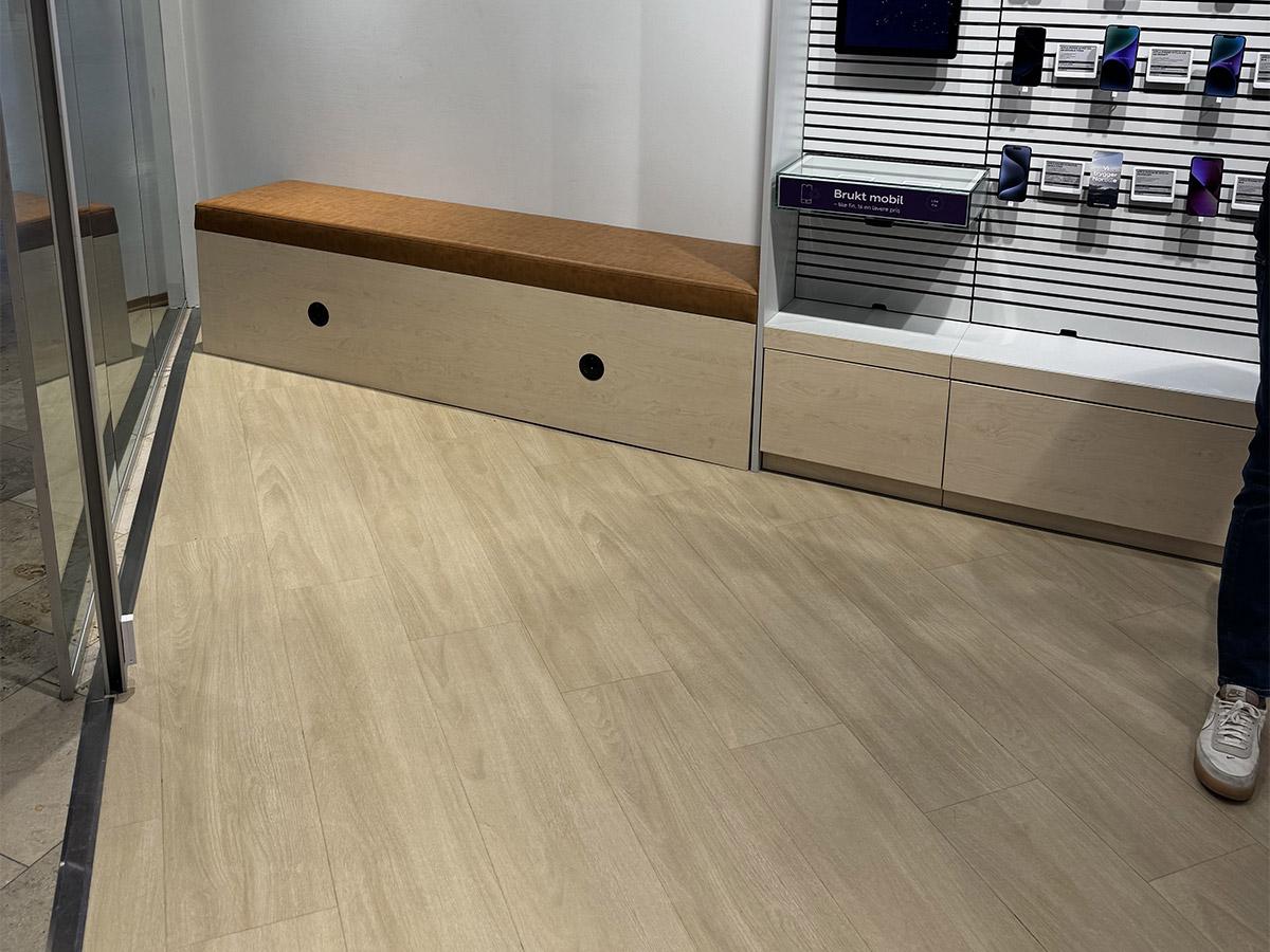 Nærbilde av nytt gulv i butikk