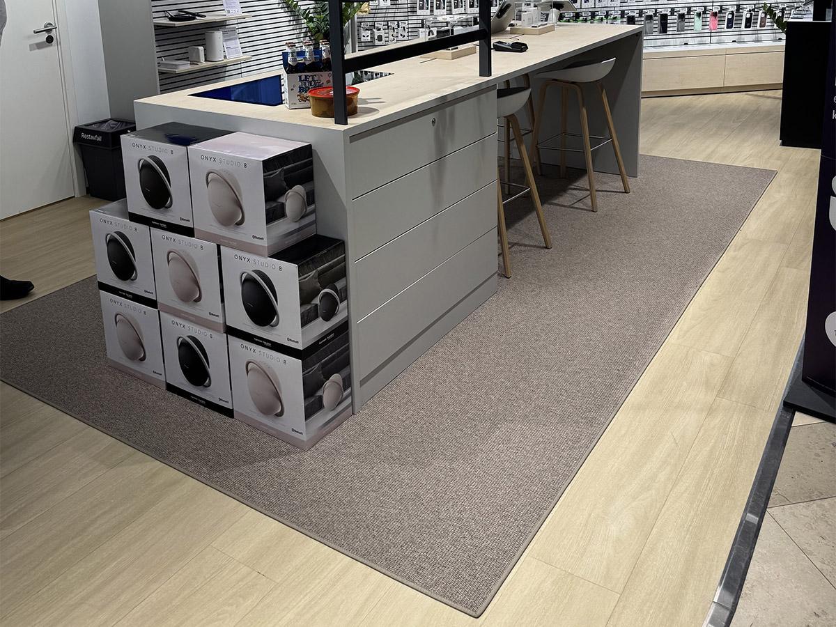 Nærbilde av nytt gulv i butikk