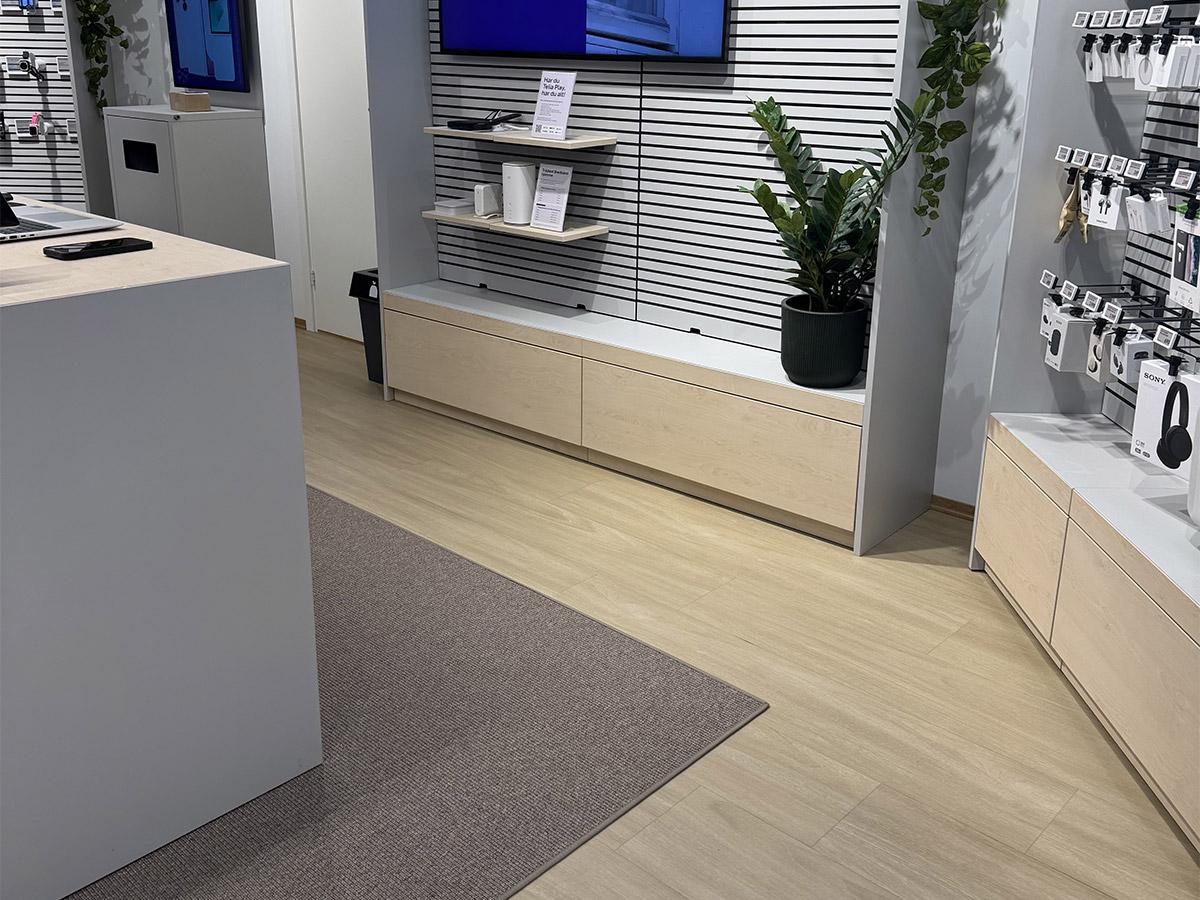 Nærbilde av nytt gulv i butikk