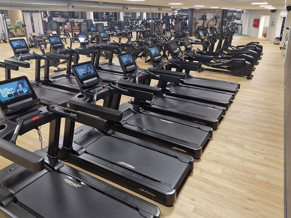 Bilde av tredemøller på et treningssenter, med nytt gulv