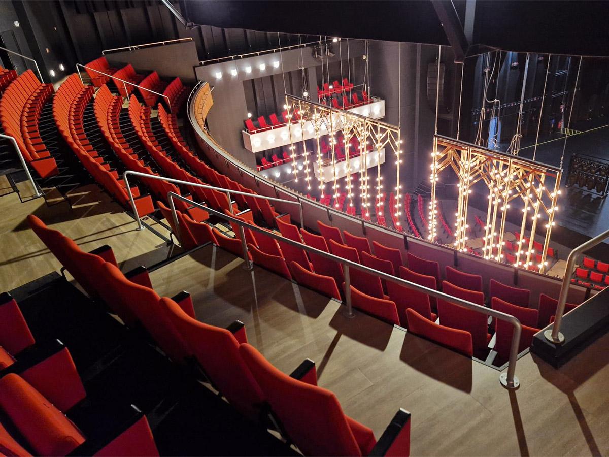 Oversiktbilde fra et teater med sitteplasser  nedover mot scenen