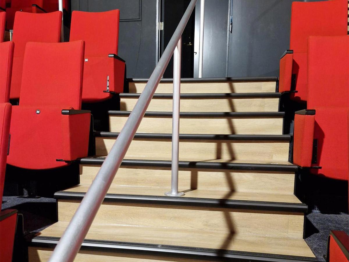 Nærbilde av trapp i et teater med nytt gulv