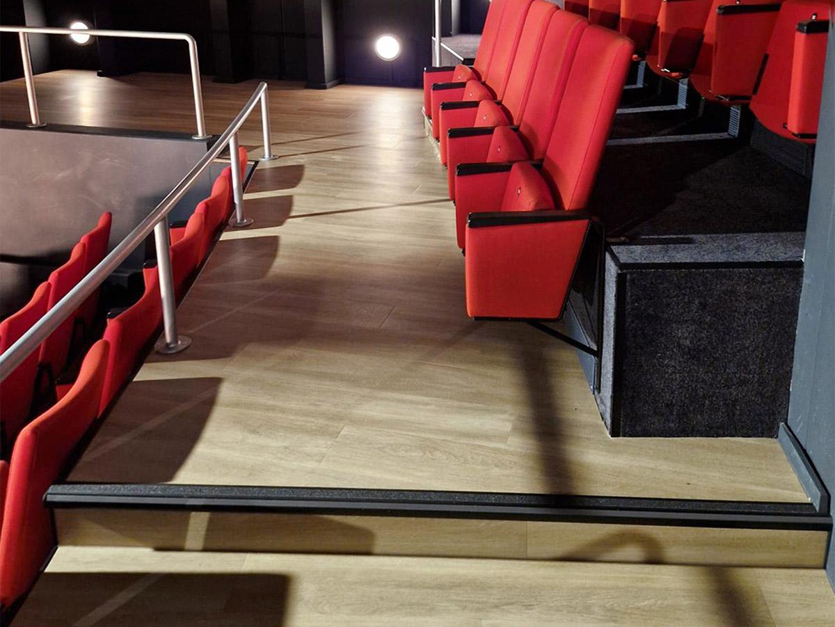 Nærbilde av trapp i et teater med nytt gulv
