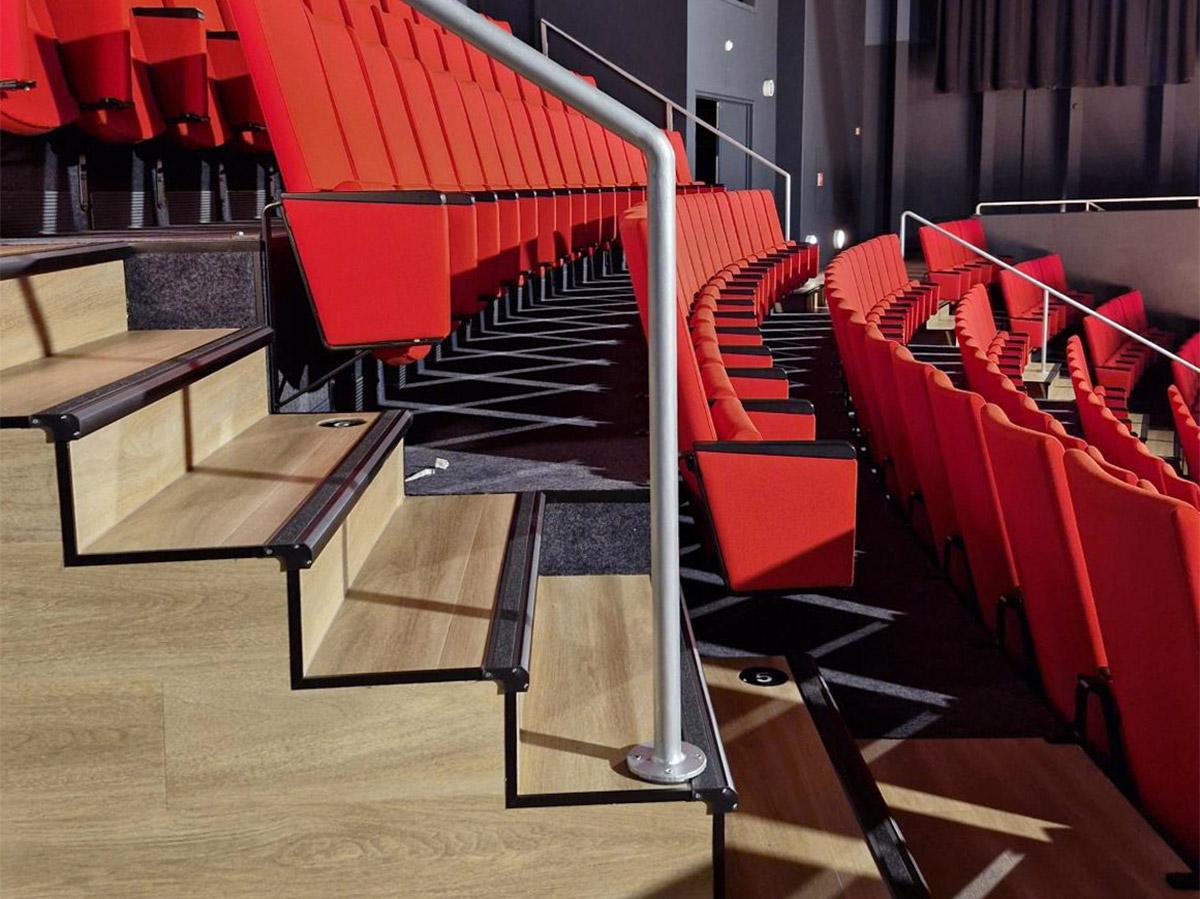 Nærbilde av trapp i et teater med nytt gulv