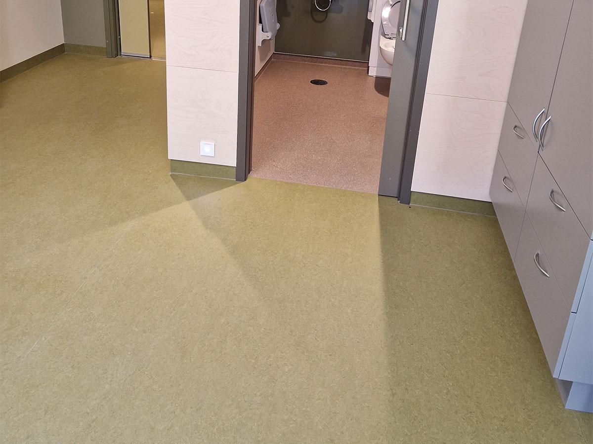 Rom og toalett på Meldal Helsetun med nytt gulv