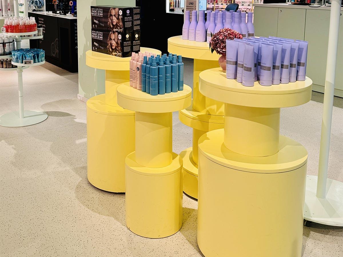 Bilde av nytt gulv i en Lyko -butikk med produkthyller