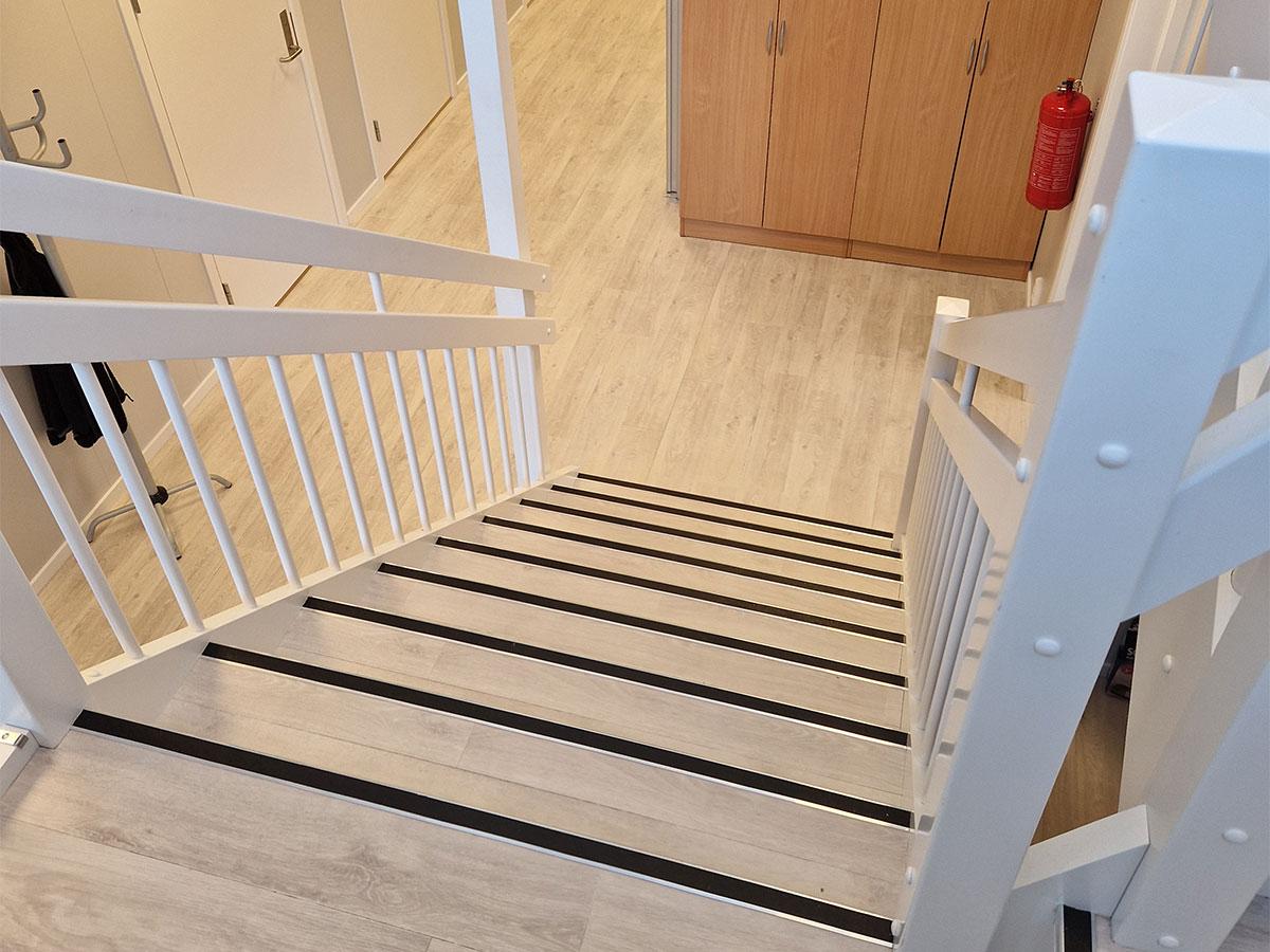 Nærbilde av trapp ned på et kontor med nytt gulv
