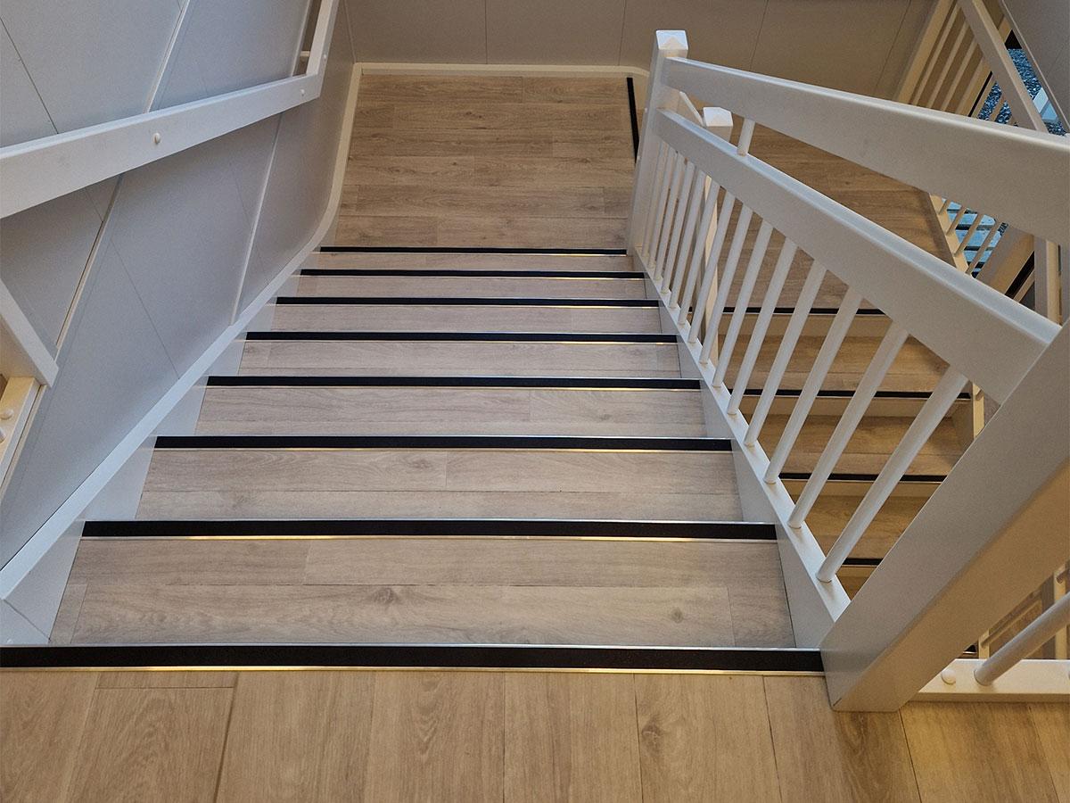 Nærbilde av trapp ned på et kontor med nytt gulv