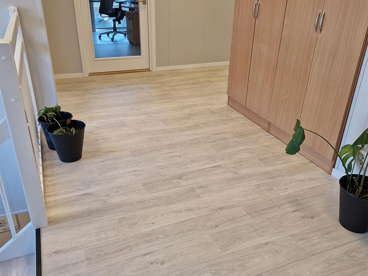 Nærbilde av nytt gulv på et kontor
