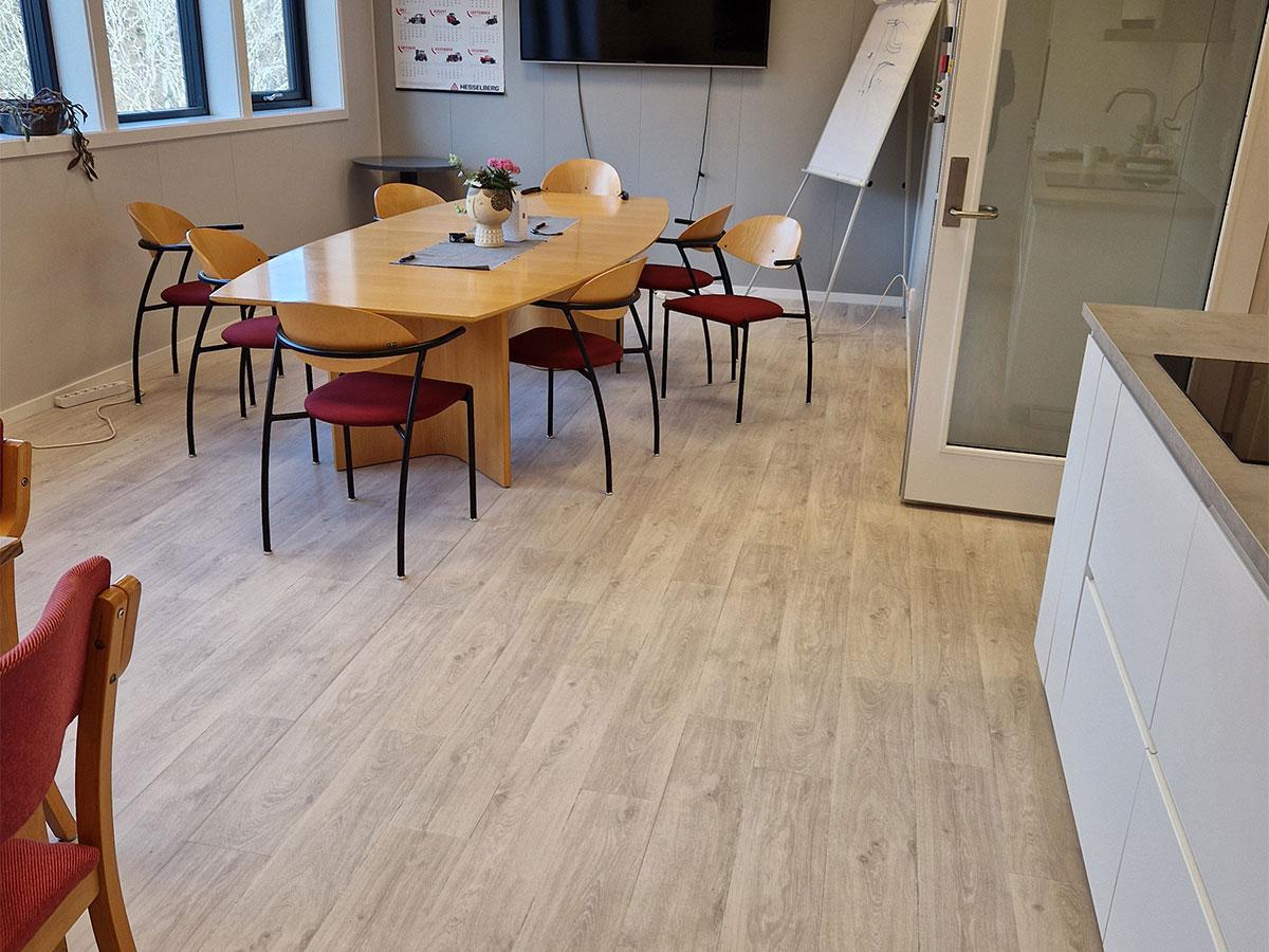 Nærbilde av nytt gulv på spiserommet i et kontor