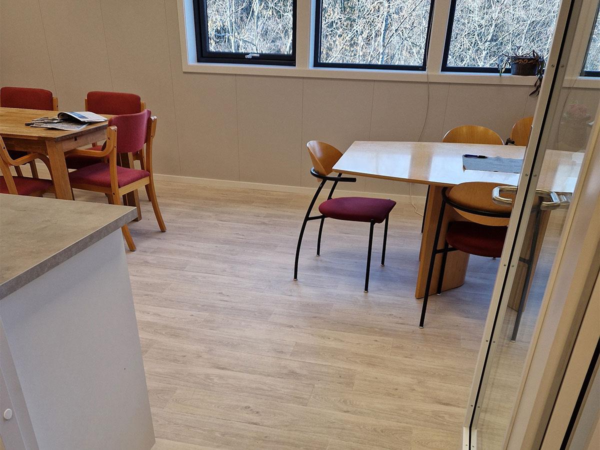 Nærbilde av nytt gulv på spiserommet i et kontor