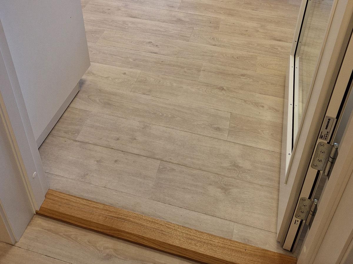 Nærbilde av nytt gulv og overgangen mellom to rom