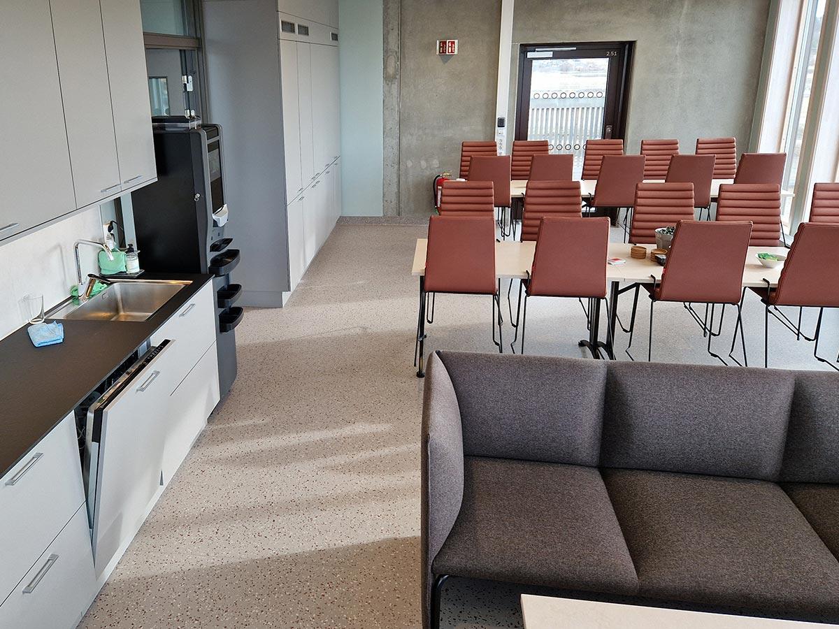 Kjøkken og spiserom på Levanger Brannstasjon med nytt gulv.
