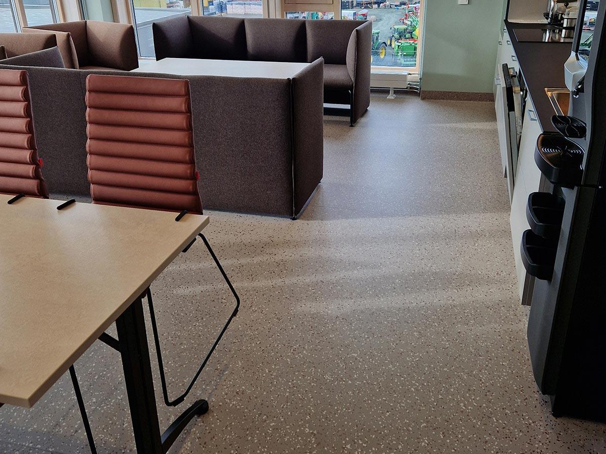 Spiserom på Levanger Brannstasjon med nytt gulv. 