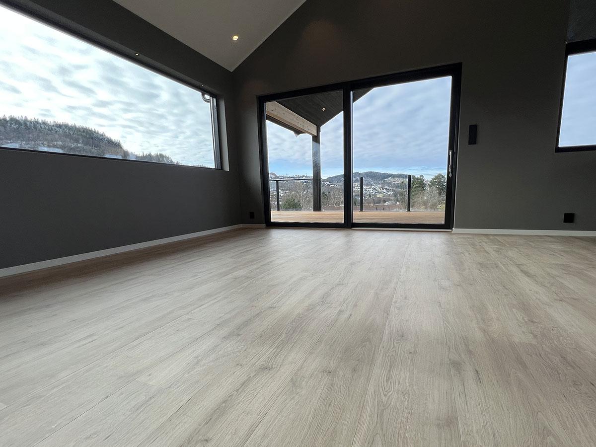 Nærbilde av nytt gulv i stuen av et nybygget hus