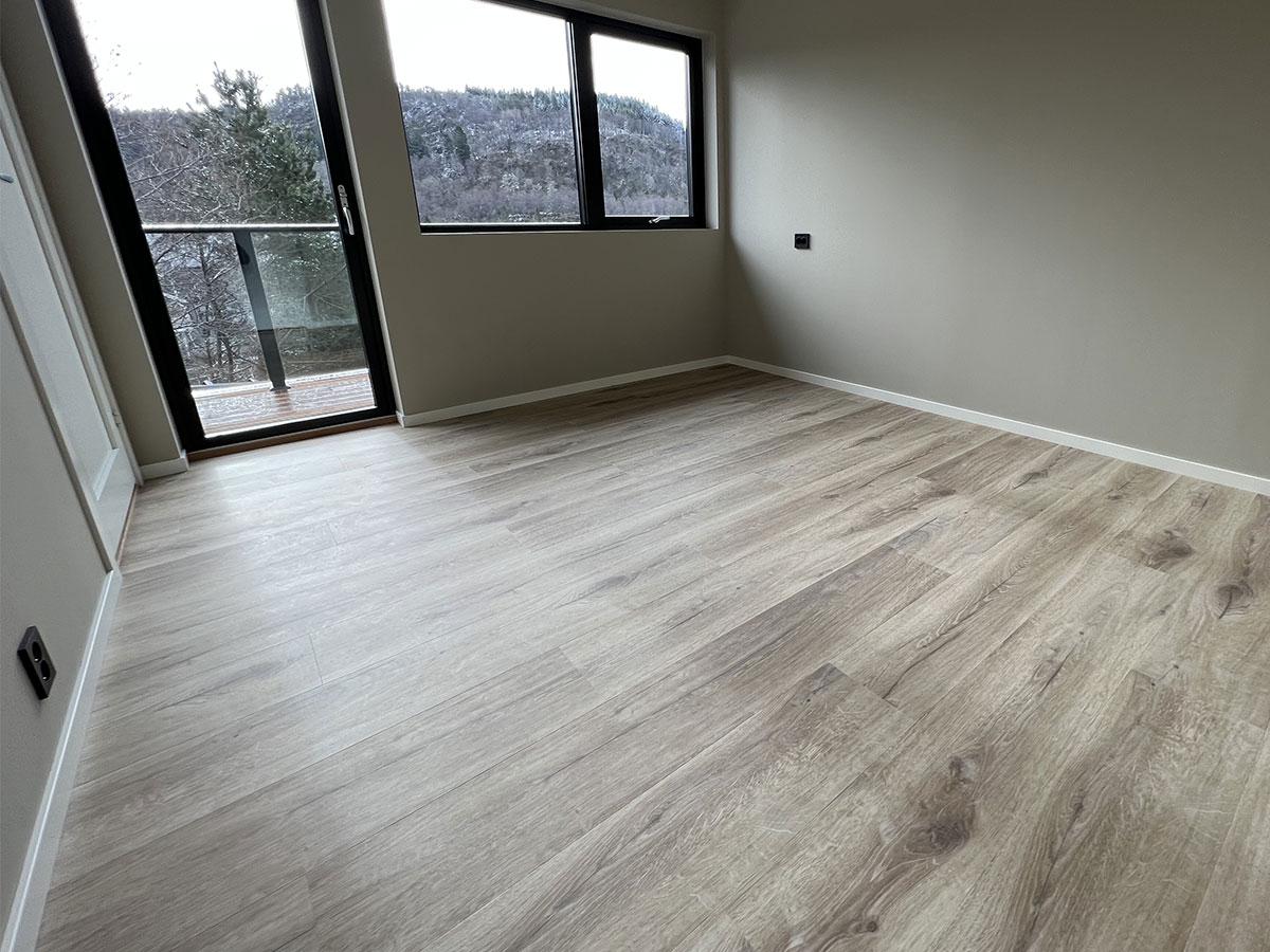 Soverom i et nybygget hus med nytt gulv, uten møbler 