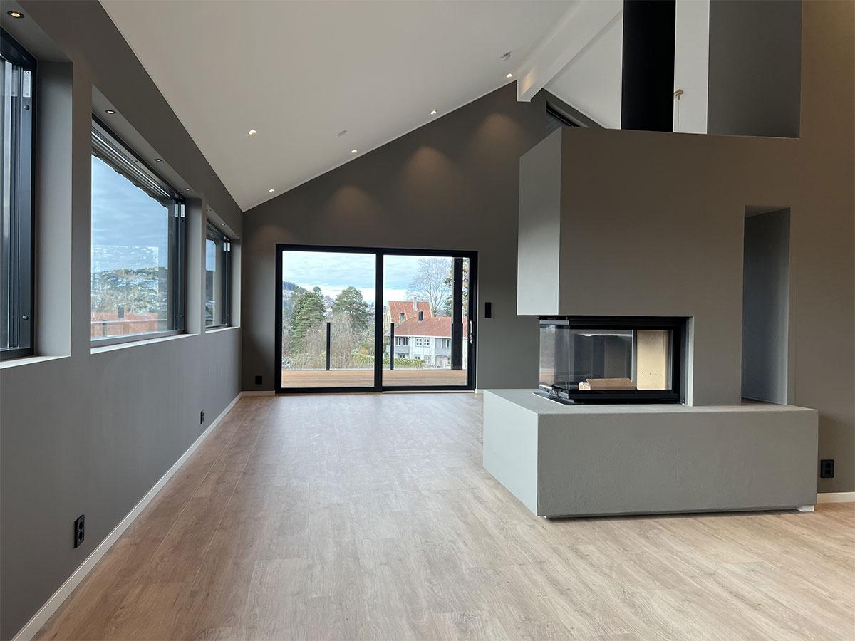 Stue i et nybygget hus med nytt gulv, uten møbler 