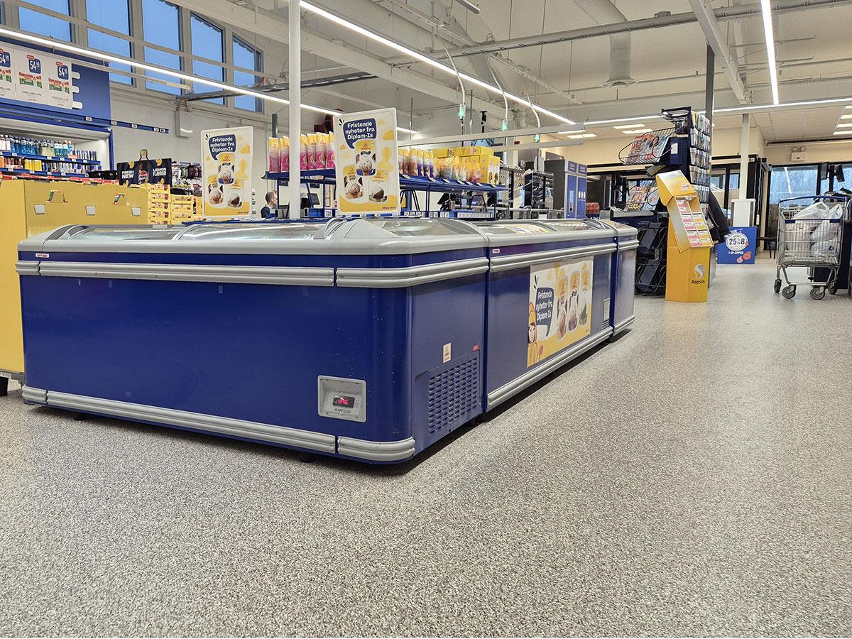 kjøledisk i en matbutikk med gulv i forkant