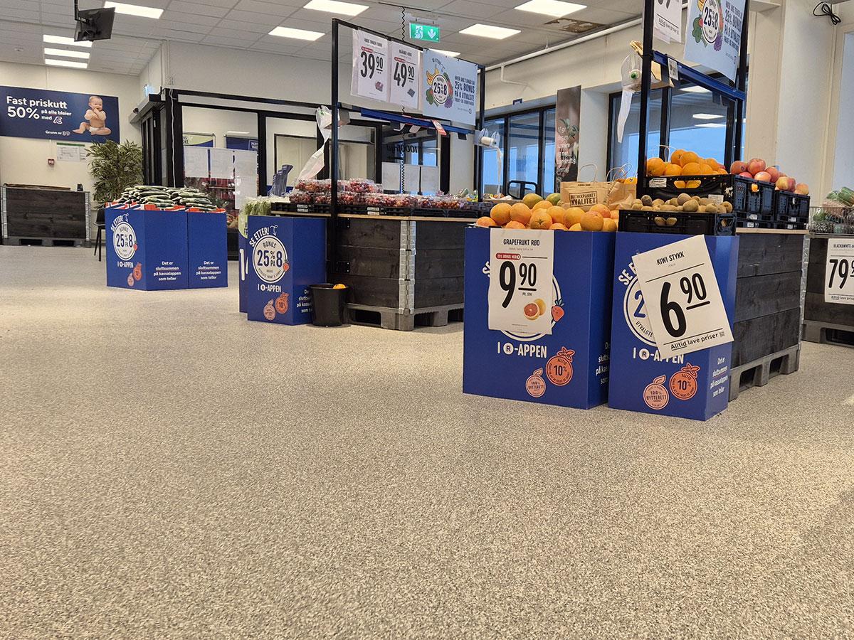 enkeltsående butikktorg såtende midt på gulvet